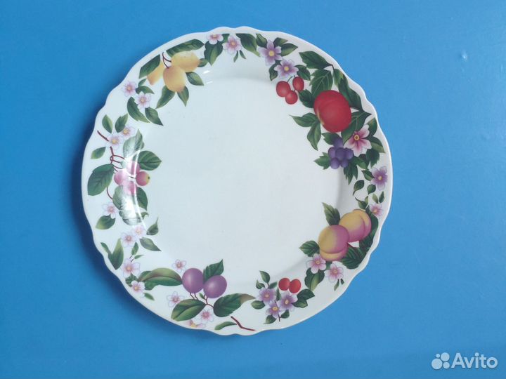 Большая тарелка с фруктами