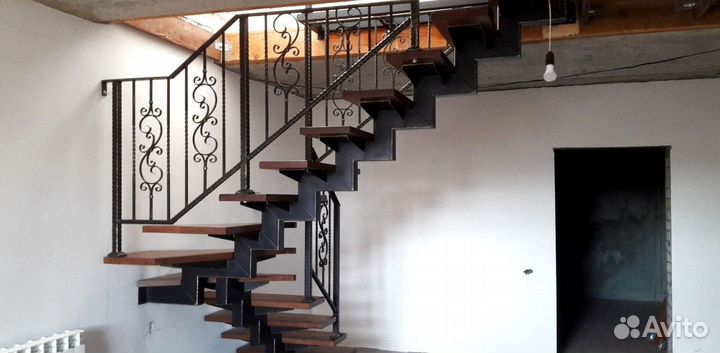 Металлические лестницы с поворотом
