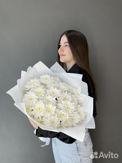 Белоснежный букет их хризантем