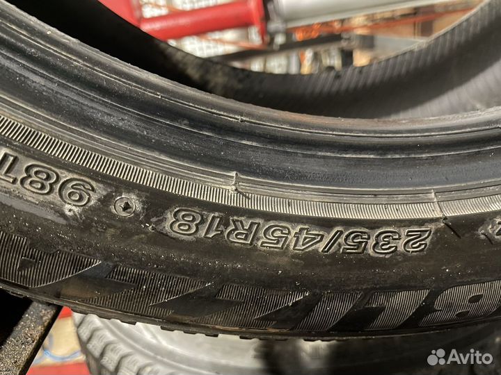Bridgestone Blizzak Spike-02 235/45 R18