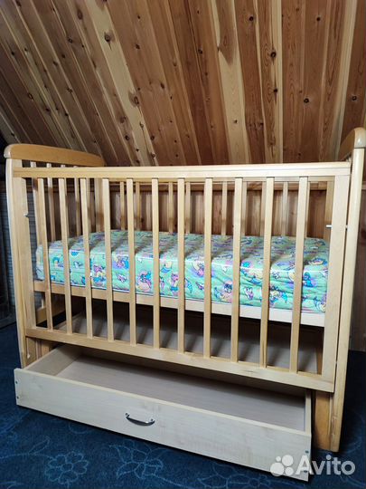 Детская кроватка с продольным маятником и матрасом