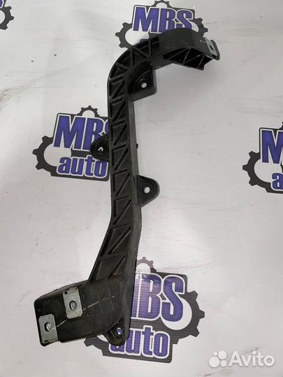 Кронштейн (крепление) радиатора левый верхний