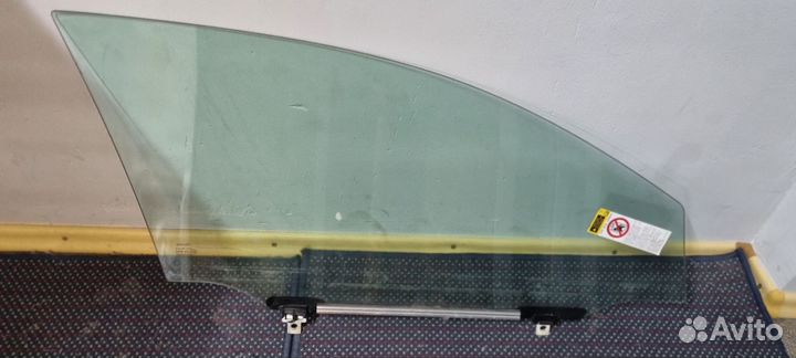 Стекло левое переднее Avensis t250