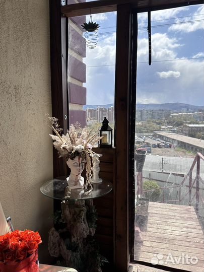 Композиция из сухоцветов в вазе