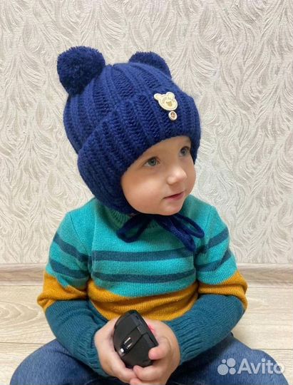 Детская шапка с помпонами