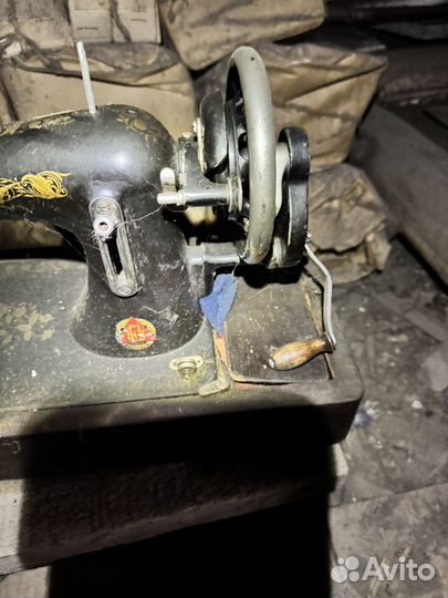 Старинная швейная машинка