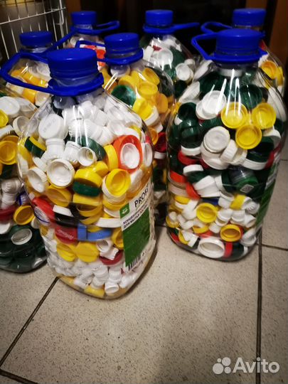 Крышки пластиковые от бутылки