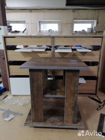 Журнальный столик на колесах