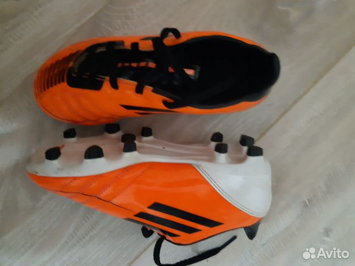 Футбольные бутсы adidas