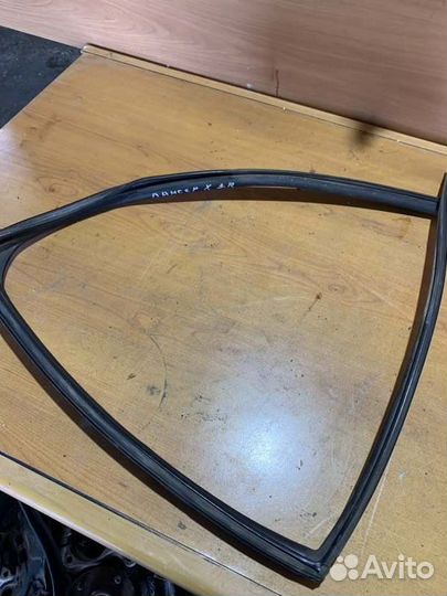 Уплотнитель стекла двери задний правый Mitsubishi