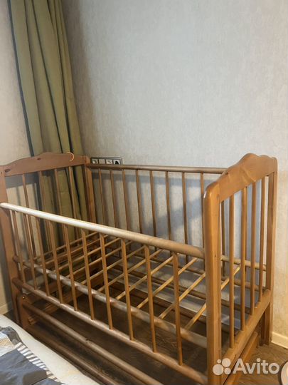 Детская кроватка с маятником и ящиком