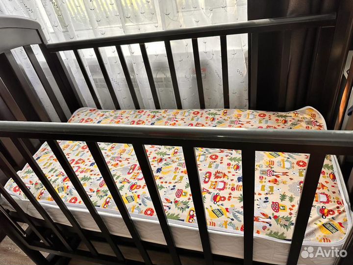 Детская кроватка с маятником