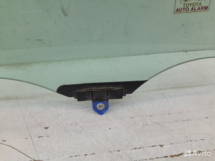 Стекло двери переднее левое Toyota Camry 70