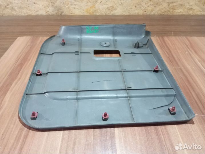 Обшивка левой двери багажника Toyota land cruiser