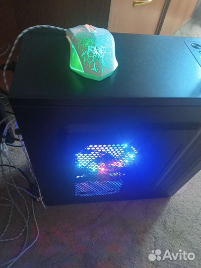 Игровой пк с монитором клавиатурой и мышью