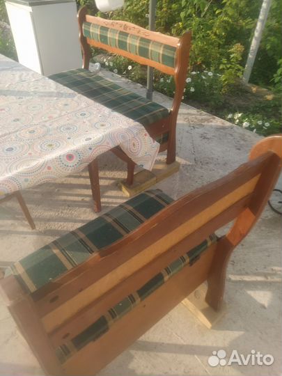 Деревянные диваны и стол