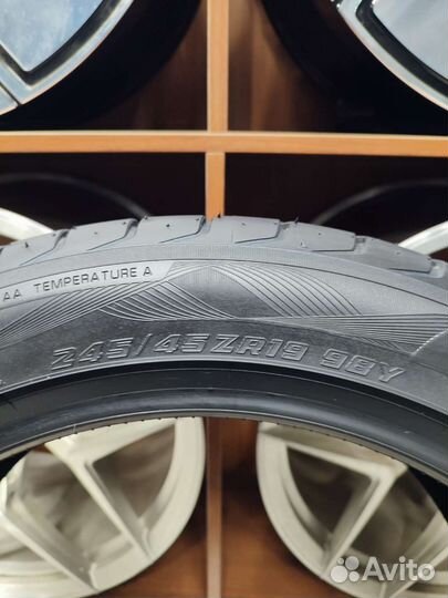 Yokohama Advan Sport V105S 245/45 R19 и 275/40 R19 105Y