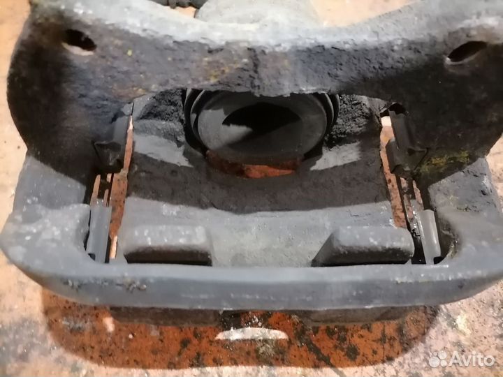 Суппорт тормозной передний левый Opel Mokka