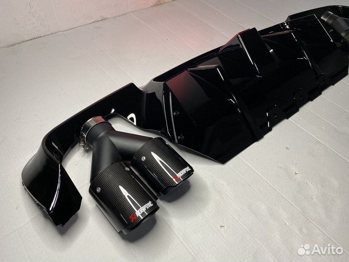 BMW F10 Диффузор с LED фонарем + насадки Akrapovic