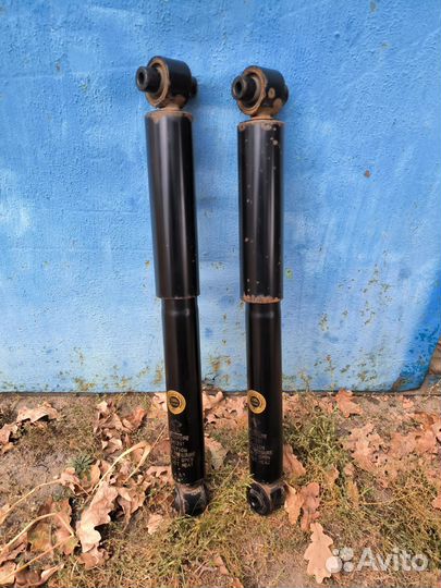 Задние амортизаторы nissan qashqai j10 2 шт