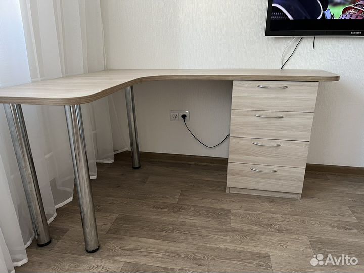 Угловой письменный стол