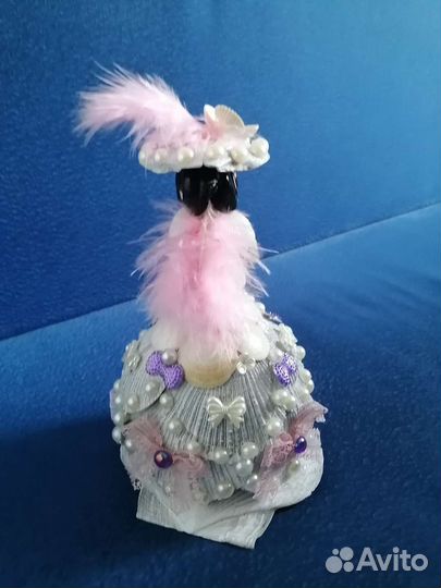 Сувенир. Кукла дама с собачкой из ракушек