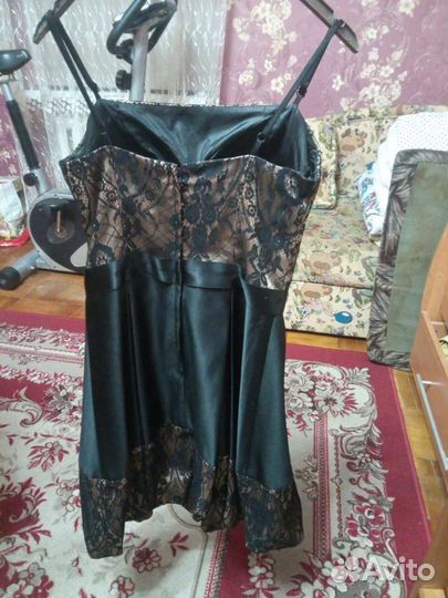 Платье для девочки, атласное,внизу фонариком