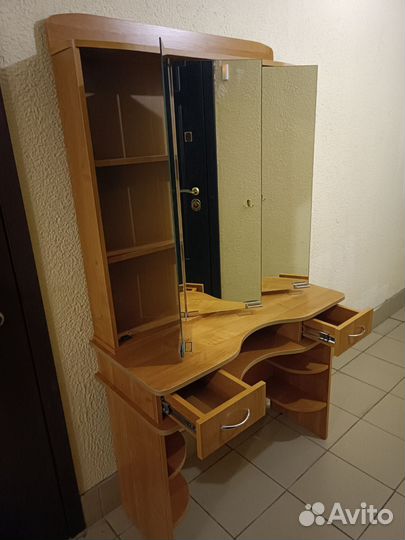 Трюмо с зеркалом