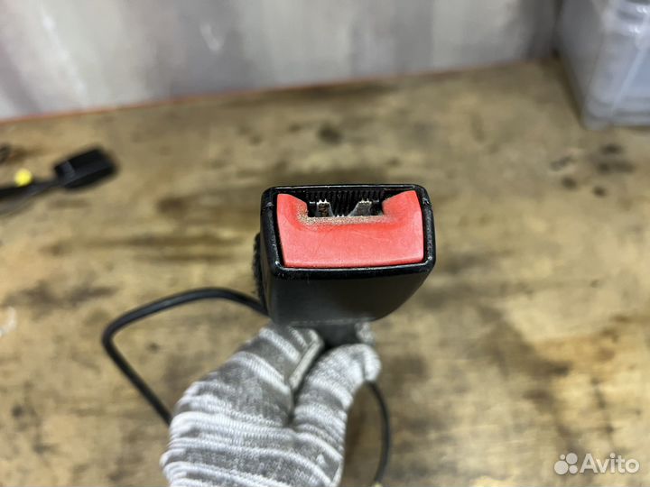 Замок ремня передний левый Mercedes W211