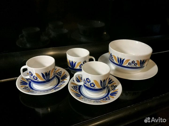 Чашки кофейные и вазочка (сервиз)