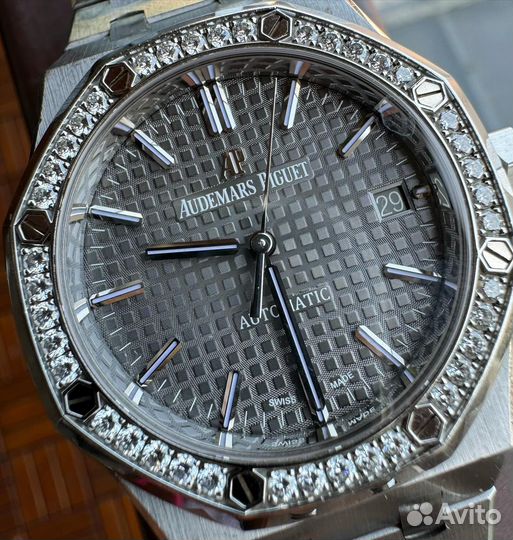 Часы audemars piguet royal oak с камнями на безеле
