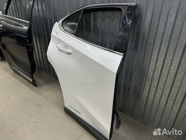 Дверь задняя правая Lexus UX