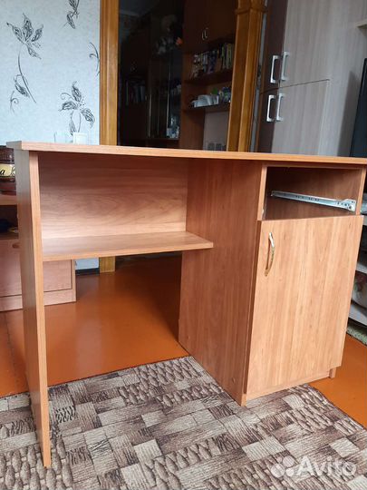 Стол письменный(в хорошем состоянии)