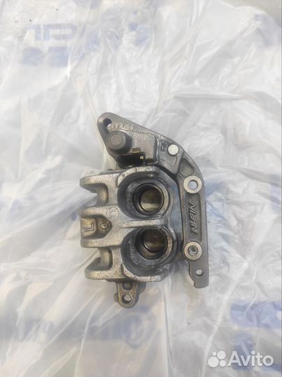 Суппорт передний правый Suzuki skyWave 650