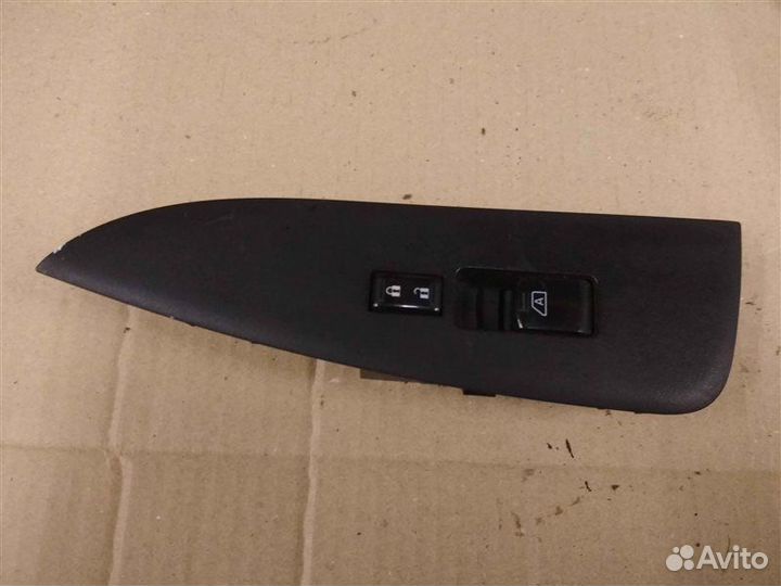 Кнопка стеклоподъемника правая Nissan Armada