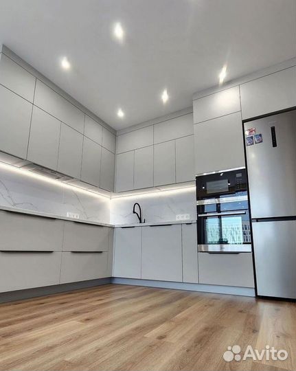 Кухня встроенная светлая