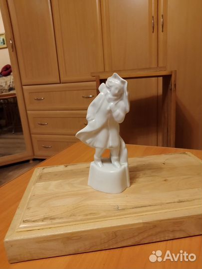 Статуэтка Девушка с зонтом, лфз