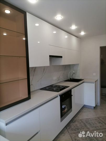 Угловая кухня под потолок на заказ