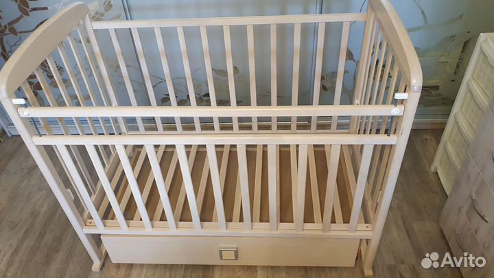 Кроватка для новорожденных с маятником