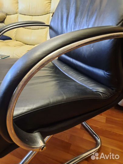 Офисное кожаное кресло