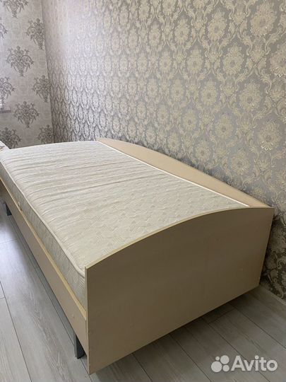 Односпальная кровать с матрасом зима-лето б/у