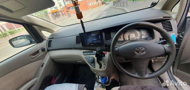 Toyota Isis 1.8 AT, 2004, 308 803 км