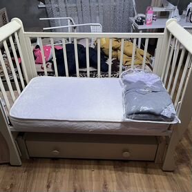 Детская кроватка с маятником и матрасом