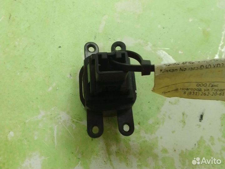 Кнопка аварийной сигнализации Nissan Navara D40