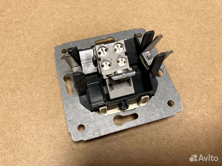 Розетка телефонная Legrand Cariva