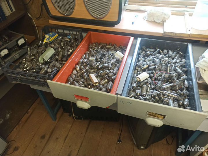 Радиодетали разные очень много