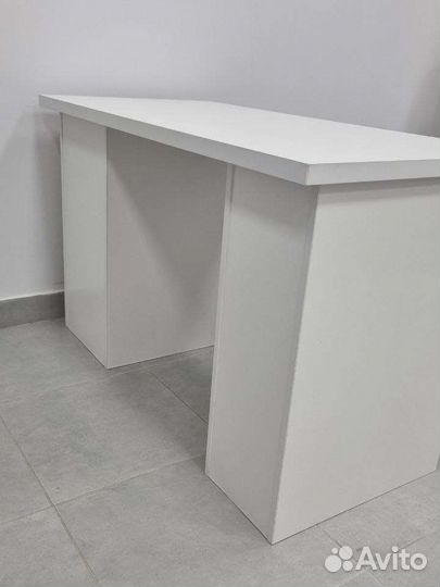 Маникюрный стол