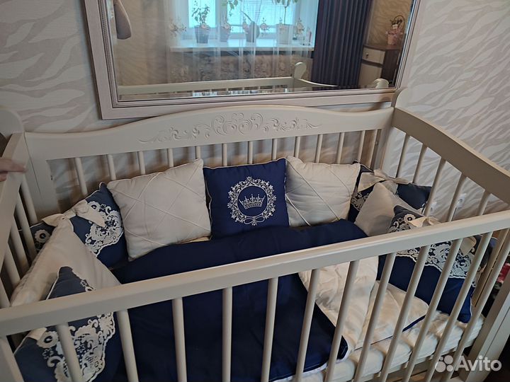 Детская кроватка с маятником и ящиком