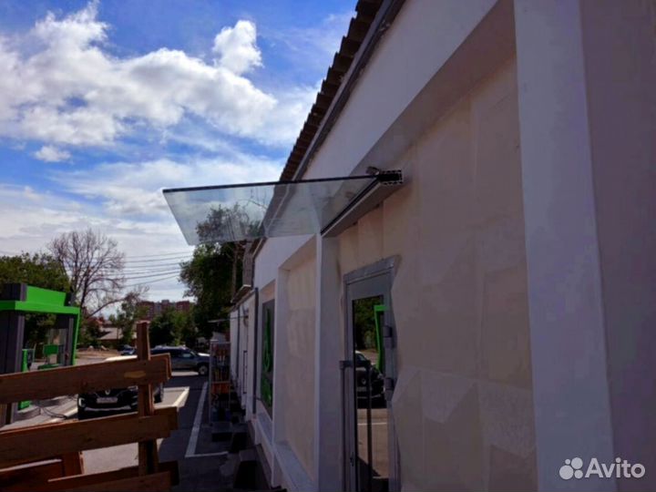 Козырек со стеклом на зажимной профиле