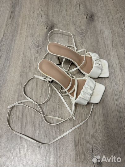 Босоножки белые на шнурках 37 размер